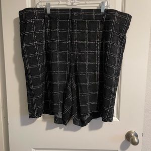 Torrid Black/White Dot Plaid Flat Bermuda Shorts, 24 NWT